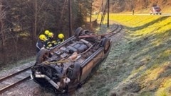 Das Auto landete direkt neben den Bahngleisen.  (Bild: FF Mixnitz)