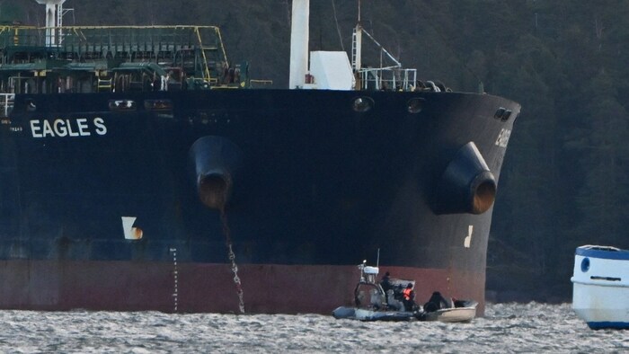 Der Öltanker „Eagle S“ soll zur russischen Schattenflotte gehören und mit seinem Anker das ...