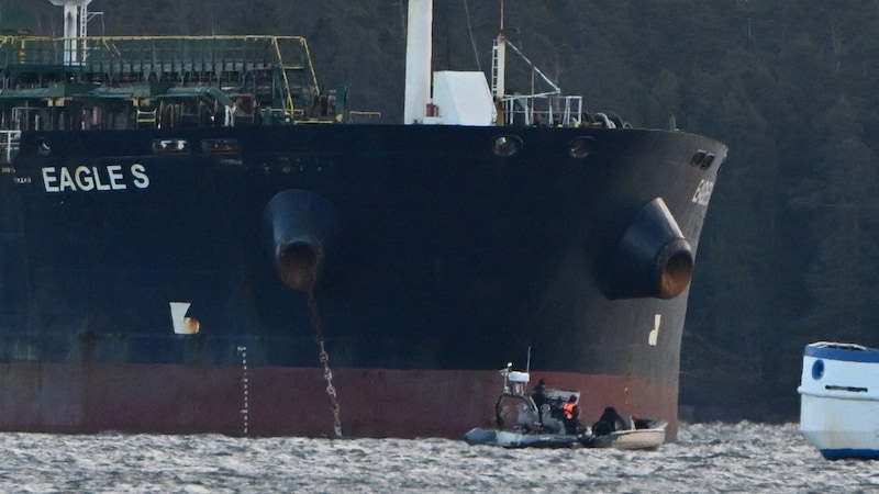 The oil tanker "Eagle S" is said to belong to the Russian shadow fleet and to have destroyed the underwater power cable "Estlink 2" in the Baltic Sea with its anchor. (Bild: AFP/Jussi Nukari / Lehtikuva / AFP)