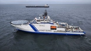 Unterbrochene Stromverbindung: Öltanker „Eagle S“ (im Hintergrund) und das finnische ...
