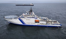 Unterbrochene Stromverbindung: Öltanker „Eagle S“ (im Hintergrund) und das finnische ...