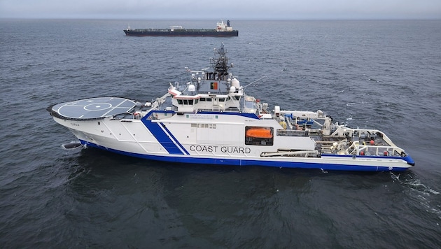 Disrupted power connection: oil tanker "Eagle S" (in the background) and the Finnish border guard ship Turva (Bild: AFP)