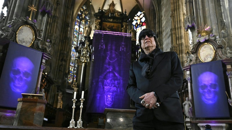 Gottfried Helnwein im Wiener Stephansdom mit seinem Werk zur Fastenzeit (Bild: HANS KLAUS TECHT / APA / picturedesk.com)