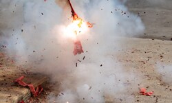 Bei einem Experiment wurde ein 13-Jähriger durch einen Böller schwer verletzt.