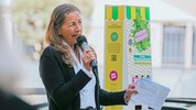 Elisabeth Fiedler mit einer ihrer Erfindungen: dem Poesieautomaten, der danach noch weite Kreise ...
