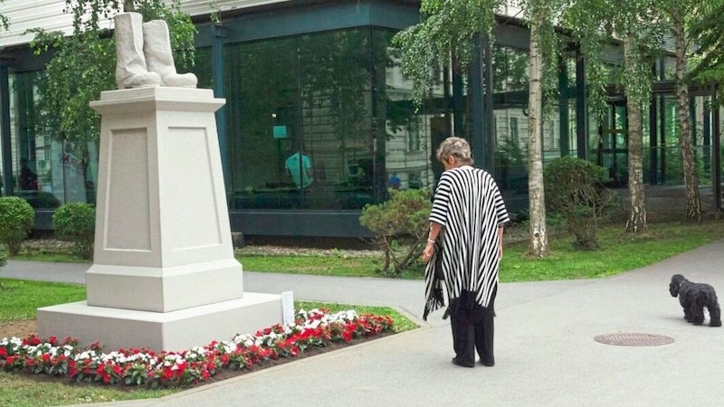 Anna Jermolaewa's "Monument of a destroyed monument" in front of Graz University. (Bild: KiöR)