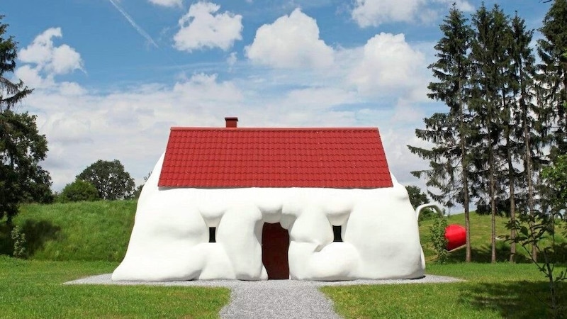 Erwin Wurm's "Fat House" in the sculpture park. (Bild: UMJ/Birgit Bauernfeind)