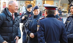 Innenminister Gerhard Karner (ÖVP) gemeinsam mit Wiens Polizeipräsident Gerhard Pürstl auf ...