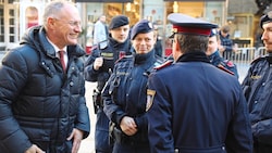 Innenminister Gerhard Karner (ÖVP) gemeinsam mit Wiens Polizeipräsident Gerhard Pürstl auf Rundgang in der City. (Bild: Jöchl Martin)