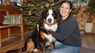 Tochter Maria Stiegler mit Hund Keks (Bild: Roland Holitzky/ROLAND_HOLITZKY)