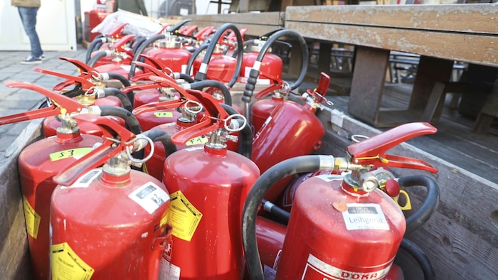 Feuerlöscher stehen im Ernstfall bereit.