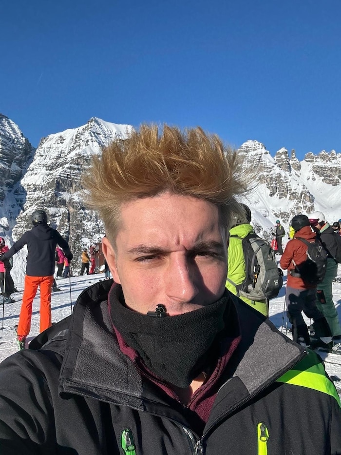 Alexander Eder mit blonder Mähne auf der Skipiste.