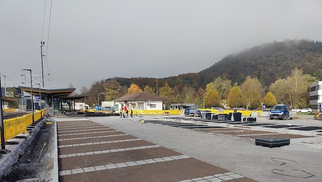 Durch die mit Gras bepflanzte Oberfläche der Stellflächen wird die Versiegelung des Bodens vermieden. (Bild: ÖBB)