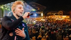 Der Dorfplatz in Neustift war gut gefüllt, als der erblondete Alexander Eder samt seiner Band auftrat. (Bild: Krone KREATIV/ME Werbeagentur)