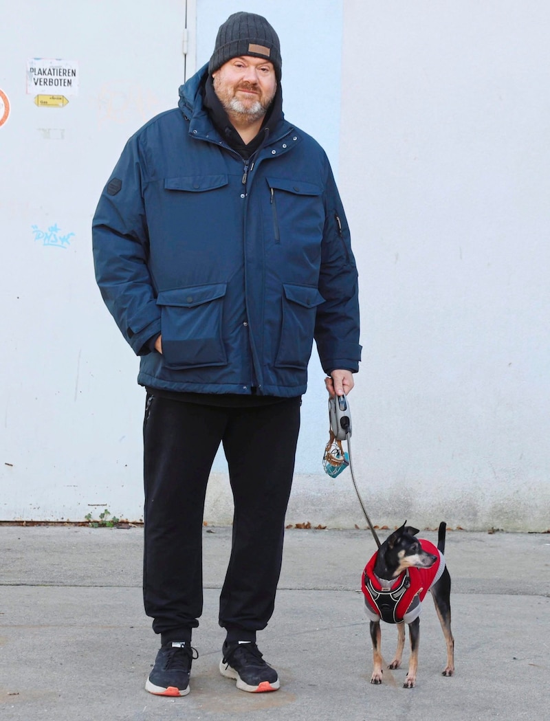 Klaus Riess (54) und sein Hund wurden sogar mit Böllern beworfen. (Bild: Zwefo)