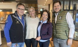 Sarah Connor (2.v.l.) mit der Hoteliersfamilie Gruber vom Cinderella-Hotel in Obertauern.