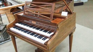 Um ein solches Musikinstrument, genannt Cembalo, drehte sich der Prozess nach dem ...