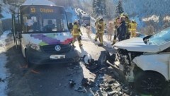 Der Bus stieß frontal mit einem Auto zusammen. (Bild: FF St. Johann im Pongau)