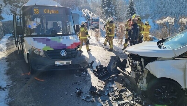 Der Bus stieß frontal mit einem Auto zusammen. (Bild: FF St. Johann im Pongau)