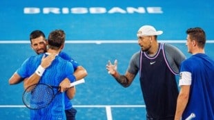 Ein Bild fürs Album: Alex Erler (re.) mit Top-Star Djokovic (li.). (Bild: AFP/AFP or licensors)