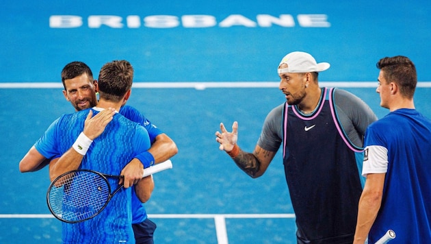 A picture for the album: Alex Erler (right) with top star Djokovic (left). (Bild: AFP/AFP or licensors)