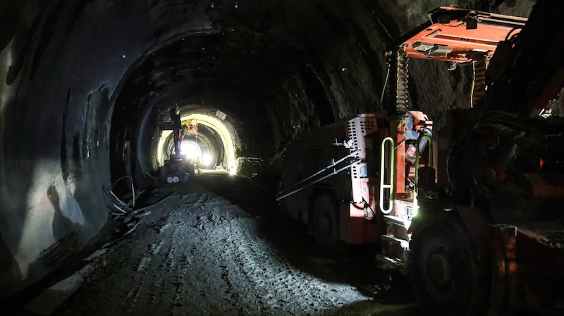 Seit Mitte November wird im 115 Jahre alten Tunnel gearbeitet. (Bild: Tröster Andreas)