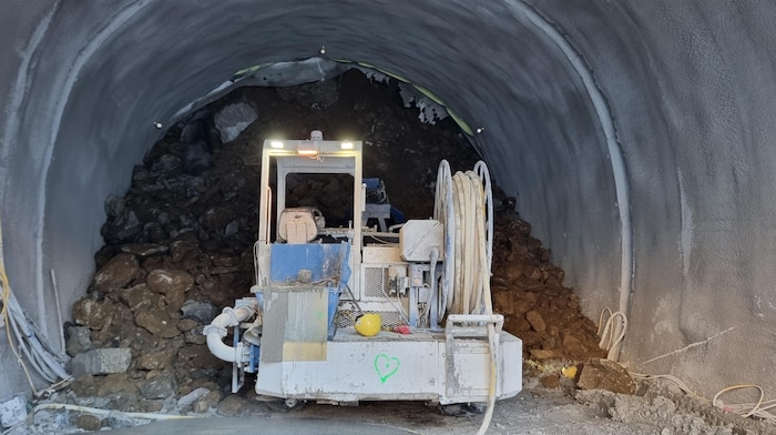 Auf einer Länge von sieben Metern stürzte das Gewölbe des Bahn-Tauerntunnels während ...