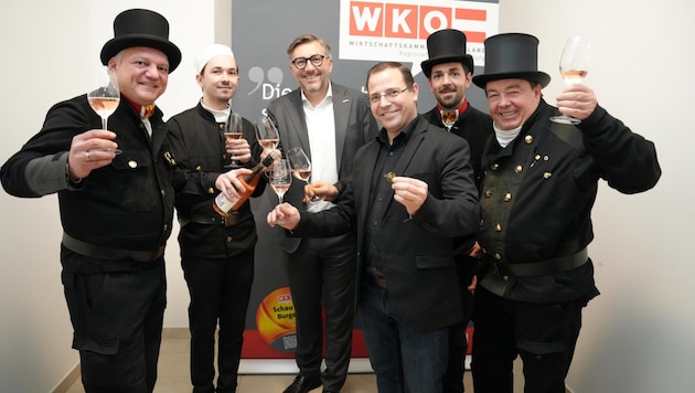 The lucky charms are guests of Chamber of Commerce President Andreas Wirth and WKB Director Harald Schermann. (Bild: WKB)