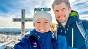 Claudia Plakolm und Christoph Bauer am Plöckenstein beim Dreiländereck Mühlviertel, Böhmen und Bayern (Bild: Büro Plakolm)