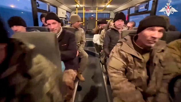 According to Moscow, the Russian prisoners (pictured) were released on the territory of neighboring Belarus. (Bild: AP/Russian Defense Ministry Press Service)