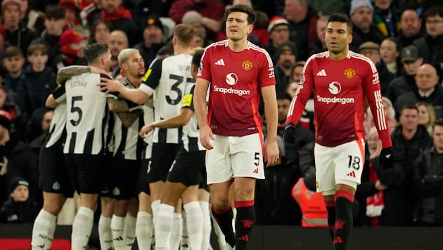 Harry Maguire und Co. können es nicht fassen – wieder kassiert Manchester United eine Niederlage, die bereits fünfte in den jüngsten sechs Liga-Spielen … (Bild: Associated Press)