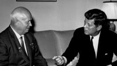 Nikita Chruschtschow, ehemaliger Ministerpräsident der Sowjetunion, und der ehemalige US-Präsident John F. Kennedy  (Bild: picturedesk.com/AP1961 / AP / picturedesk.com)