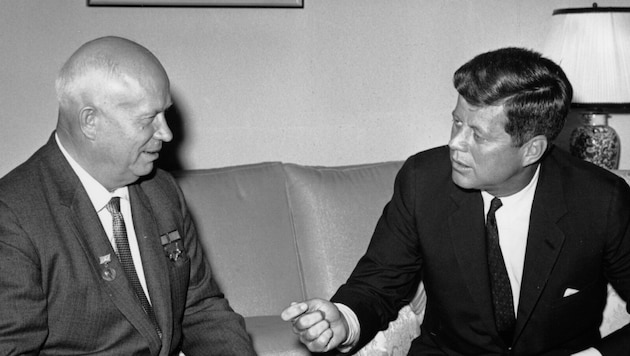 Nikita Chruschtschow und US-Präsident John F. Kennedy in Wien (Bild: picturedesk.com/AP1961 / AP / picturedesk.com)