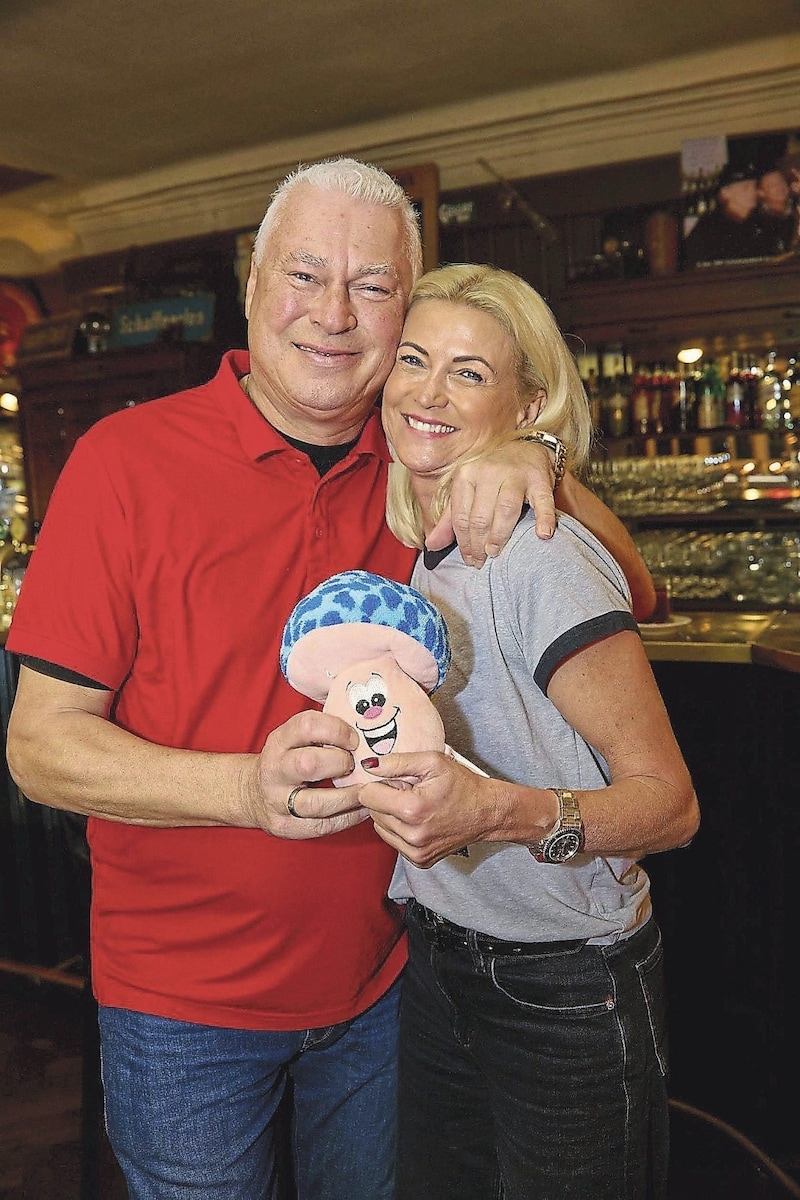 Toni Polster und seine Ehefrau Birgit Posch: „Es war kein leichtes Jahr für mich. Mit dem Magendurchbruch war es Spitz auf Knopf, also wünsch ich mir natürlich Gesundheit.“ (Bild: Starpix / A. Tuma)