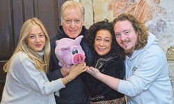 „Traumschiff“-Star Barbara Wussow mit Ehemann Albert Fortell und ihren Kindern Johanna und ...