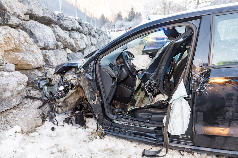 Die Feuerwehr musste den jungen Mann aus dem Fahrzeug befreien. (Bild: Bernd Hofmeister)