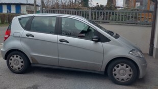 Mit ihrem Mercedes parkte die 87-Jährige vor einem Geschäft, weil sie zu lange dort stand, ...