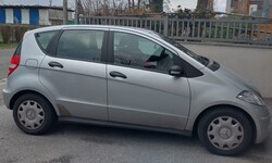 Mit ihrem Mercedes parkte die 87-Jährige vor einem Geschäft, weil sie zu lange dort stand, ...
