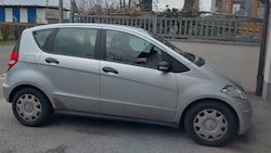 Mit ihrem Mercedes parkte die 87-Jährige vor einem Geschäft, weil sie zu lange dort stand, ...