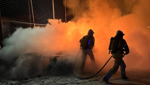 Die Feuerwehrleute aus Hopfgarten kämpften gegen die Flammen. (Bild: zoom.tirol)