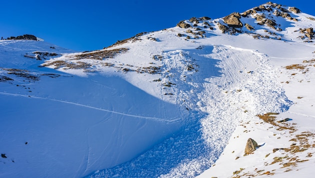 Das Schneebrett löste sich unterhalb des Gipfels – direkt rechts neben dem Skidepot. (Bild: Lukas Ruetz)