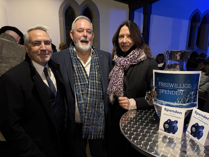Kiwanis-Präsident Wolfgang Folie mit Günther Vogel und Andrea Natter (v.l.) freute sich über zahlreiche Spenden.
