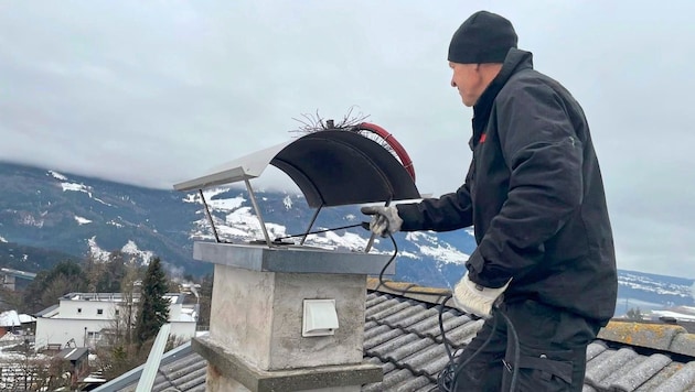 Traditionell soll der Kaminkehrer Glück für das neue Jahr bringen. Ob das stimmt, bleibt abzuwarten. Immerhin blickt aber jeder zweite Tiroler und jede zweite Tirolerin positiv in das startende Jahr. (Bild: Nicole Greiderer)