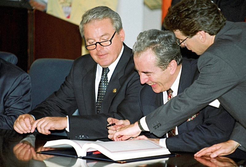 EU-Beitritt Österreichs 1994: Franz Vranitzky (li.) und Alois Mock (Bild: APA-PictureDesk/Georges Schneider / APA-Archiv / picturedesk.com)