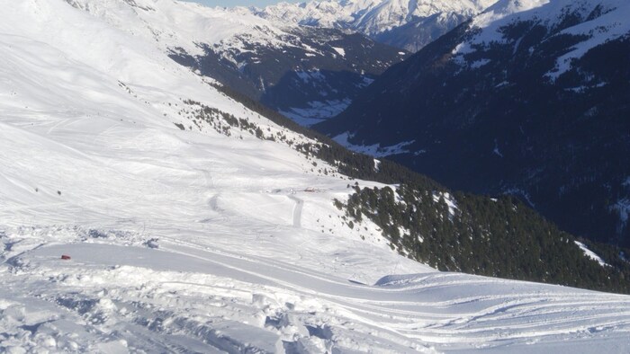 Avalanche dangers lurk outside the main route in particular.