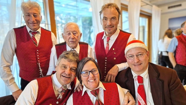 Flag-waver David Werdinig (center back) celebrates his 100th birthday. (Bild: Jürgen Reichmann)