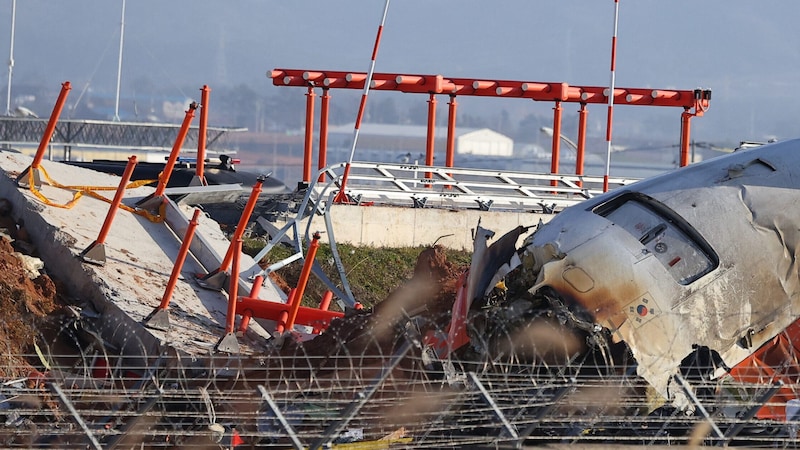 Die Start- und Landebahn wurde vorerst bis zum 7. Jänner gesperrt. (Bild: AFP/APA/Yonhap)