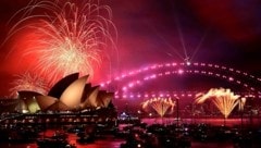 Bereits um 21 Uhr Ortszeit erhellte ein Feuerwerk den Himmel über Sydney. (Bild: APA/AP)