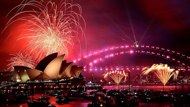 Fireworks lit up the sky over Sydney at 9 p.m. local time. (Bild: APA/AP)