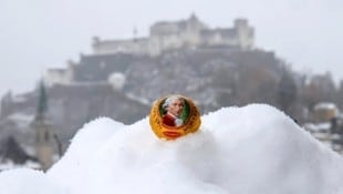 Die kleine goldene Schokokugel wird jetzt im Ausland hergestellt. Plakate mit dem Hinweis auf das Produktionsland Österreich findet man noch an mehreren Stellen in der Mozartstadt. (Bild: Tröster Andreas/ANDREAS TROESTER)